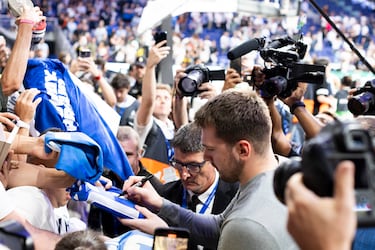 Luka doncic firma aut¨®grafos tras finalizar el partido amistoso entre el Real Madrid y Dallas Mavericks.