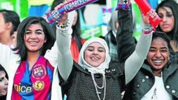 <b>ANIMADORAS. </b>Varias aficionadas felices durante el partido de ayer en Kuwait.