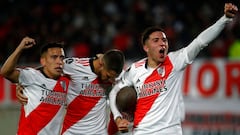 Argentina's River Plate Uruguayan Nicolas De La Cruz (2-R) celebrates with Argentina's River Plate Ezequiel Barco (L), Argentina's River Plate Bruno Zuculini (2-R) and Argentina's River Plate Enzo Fernandez after scoring against Chile's Colo Colo during their Copa Libertadores group stage football match, at the Monumental stadium in Buenos Aires, on May 19, 2022. (Photo by MARCOS BRINDICCI / AFP)