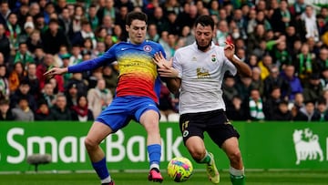 Roko Baturina, del Racing, en pugna con Mika Mármol, del Andorra, en El Sardinero.