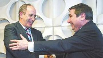 <b>UNA LARGA RELACIÓN. </b>Irureta y Lendoiro, siete años después, se dan la mano para certificar su adiós.