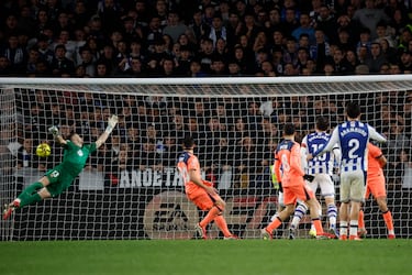 2-1. Paradón de Joan García a un remate de Carlos Soler. El centrocampsita 'txuri urdin' consigue centrar para que Gonçalo Guedes chute de volea a puerta vacía.