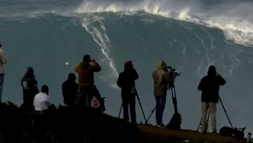 Una ola gigante rompe frente a varios fotógrafos en Praia do Norte, Nazaré, el 11 de diciembre del 2023.