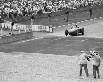 Consiguió ganar en dos ocasiones (1953 y 1954).