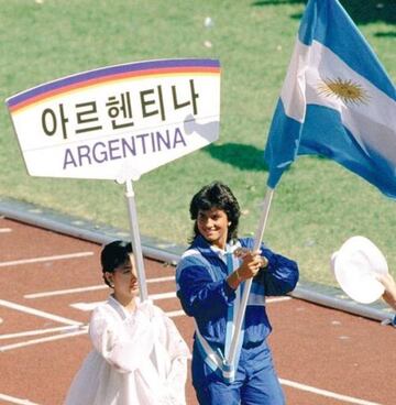 Sabatini portando la bandera de Argentina en la inauguración de los Juegos Olímpicos de Seúl de 1988.