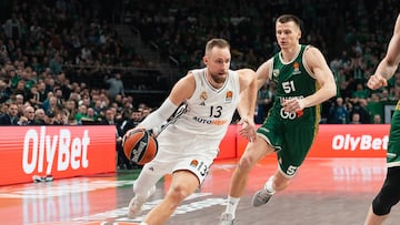 Dzanan Musa, alero del Real Madrid, supera en esta acción a Arnas Butkevicius, del Zalgiris Kaunas.