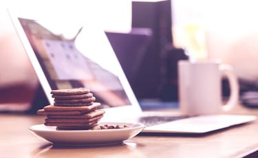 ¿Es malo comer delante de la pantalla del ordenador?