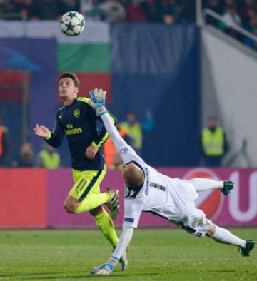 Ozil gave Arsenal victory with this wonder goal against Ludogorets in the Champions League