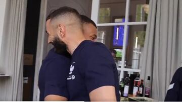 El momento del reencuentro entre Benzema y Mbappé.