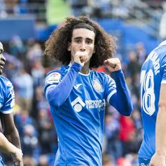 La razón por la que Cucurella luce esa melena ensortijada