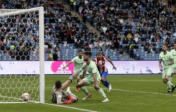 1-0. Unai Simón anota en propia puerta el primer gol de los colchoneros tras un remate de cabeza de João Félix.