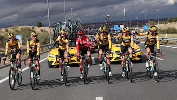 El esloveno Primoz Roglic (Jumbo Visma) celebra con sus compaleros de equipo (Jumbo Visma) su triunfo en la &uacute;ltima etapa de la Vuelta a Espa&ntilde;a. 