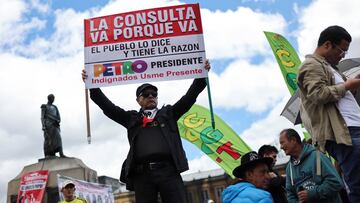 A demonstrator holds a banner during a protest in support of a labour reform proposal by the government of Colombian President Gustavo Petro, in Bogota, Colombia, May 28, 2025. REUTERS/Luisa Gonzalez