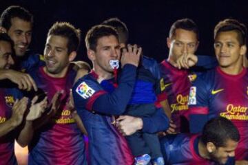 Messi celebra la Liga con su hijo.