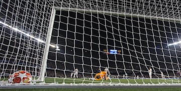 2-0. Leo Messi marcó el segundo gol tras un fallo  de David de Gea. El chut, bastante flojo y centrado del argentino, se le cuela por debajo del cuerpo al portero español del United.