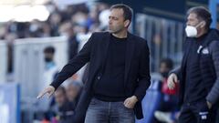 El entrenador del Alcorc&oacute;n, Fran Fern&aacute;ndez, durante el partido contra el Fuenlabrada.