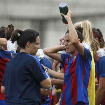 Las jugadoras del Barcelona hidratándose en uno de los descansos de la semifinal de la Copa de la Reina