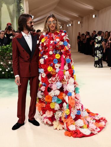 El empresario Leonardo Del Vecchio y su esposa, Jessica Serfaty, con un espectacular vestido de flores.