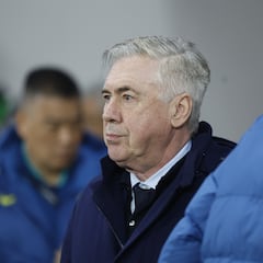 Mbappé y Modric examinan a Ancelotti