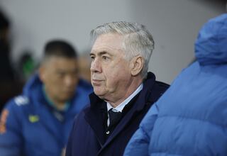 Mbappé y Modric examinan a Ancelotti