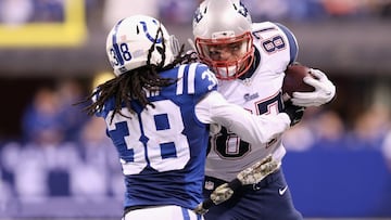 Sergio Brown (uniforme azul) trata de placar a Gronkowski.