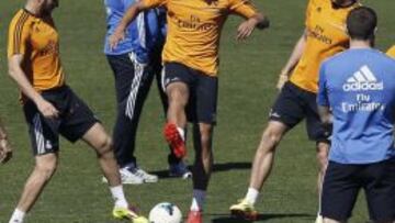 Kehdira, entre Benzema y Bale.