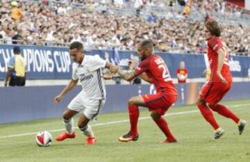 Lucas Vázquez tries to escape the attentions of Kurzawa and Rabiot.