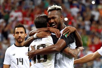 Bryan Ruiz celebra el 2-2 con el resto del equipo. 