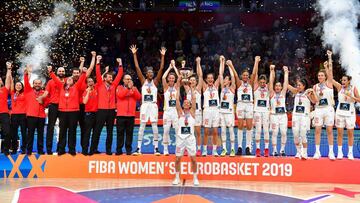Spain's team players pose for pictures as they celebrate with the troophy after winning the Women's Eurobasket 2019 final basketball match between Spain and France on July 7, 2019, in Belgrade. (Photo by ANDREJ ISAKOVIC / AFP)
PUBLICADA 08/07/19 NA MA26 5COL