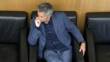<b>SEIS HORAS DE EXPLICACIONES. </b>Mourinho, en la sede de la UEFA en Nyon, minutos antes de entrar a declarar.