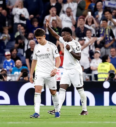 Vinicius, tras marcar el segundo gol, hizo el gesto claro de llevarse las manos al pecho y levantar las palmas, una señal habitual de disculpa dirigida a la grada, sin una celebración efusiva. El gesto fue interpretado como una disculpa por momentos anteriores del partido y por la tensión con parte del público del Bernabéu, que venía pitándole antes del gol. En el momento del gesto de perdón, se escuchó una mezcla de aplausos y silencio, con algunos pitidos aislados que se fueron apagando poco a poco.