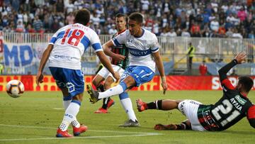 El jugador de Universidad Catolica Diego Valencia, centro, marca su gol contra Palestino durante el partido de la Supercopa disputado en el estadio Sausalito de Vina del Mar, Chile.