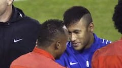 El encuentro entre Zúñiga y Neymar en un abrazo