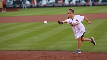 Hailey, la niña con prótesis robótica fan de la MLB