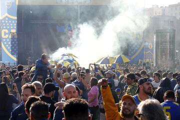 Seguidores de Boca animando desde la fan zone en Nuevos Ministerios