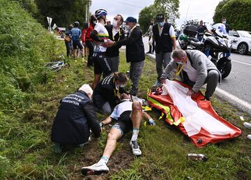 Las caídas han sido protagonistas de la primera etapa del Tour de Francia 2021, una de ellas por culpa de una pancarta de una espectadora. El corredor de Jumbo-Visma, Tony Martin, chocó con una espectadora que sostenía un cartel, lo que provocó que numerosos corredores se fueran al suelo. La segunda caída fue a 5 km de la meta cuando un corredor se fue al lateral provocando que varios corredores salieran catapultados. 