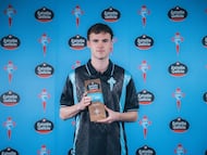 Swedberg posa con el Premio Estrella Galicia a mejor jugador celeste del mes de diciembre.