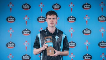 Swedberg posa con el Premio Estrella Galicia a mejor jugador celeste del mes de diciembre.
