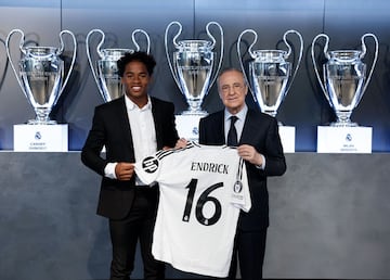 Endrick Felipe y Florentino Pérez posan con la camiseta del brasileño.