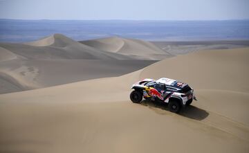 En la etapa 9, Sebastien Loeb y Daniel Elena han perdido toda opción de victoria. Rompieron en frontal de su coche al no ver un agujero. Perdieron más de siete horas en la clasificación general.