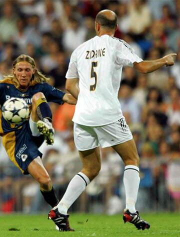 En 2004, Pumas logró algo histórico al derrotar al Real Madrid en el Estadio Santiago Bernabéu. Por los merengues jugaron elementos como Zidane, Figo, Morientes y Guti.