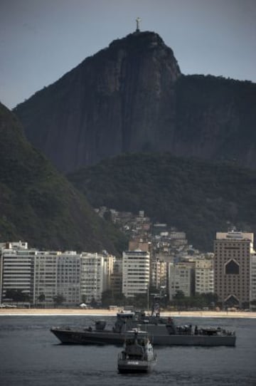 Barcos de la Armada de Brasil participa en un simulacro de ataque terrorista como parte de las medidas de seguridad para la próxima Copa FIFA Confederaciones, la Jornada Mundial de la Juventud, la Copa Mundial de la FIFA 2014 y los Juegos Olímpicos de 2016, frente a una playa de Copacabana en Río de Janeiro