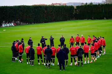 Eder Sarabia, dirigiéndose a su equipo en el entrenamiento de ayer en La Albericia.