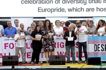 GRA230. MADRID, 01/07/2017.- Representantes de las distintas asociaciones organizadoras del World Pride 2017, durante el manifiesto ofrecido esta tarde en la Plaza de Colón de Madrid. EFE/Javier López.