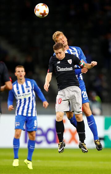 Iker Muniain y Fabian Lustenberger.