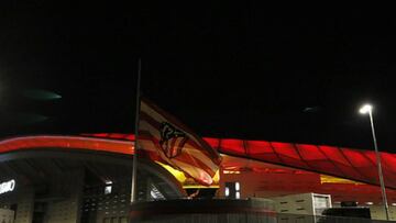 Bandera a media asta en el Wanda Metropolitano.