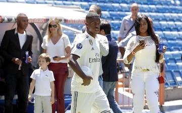 El jugador brasileño ha sido presentado en el estadio Santiago Bernabéu de la mano del presidente Florentino Pérez y acompañado de su familia.