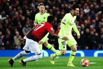 0-1. Leo Messi dio el pase para que Luis Suárez rematara de cabeza y Luke Shaw desviara el balón para anotar en propia puerta el primera tanto del Barça.