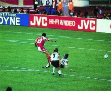 Jensen capturó la pelota en una de las salidas alemanas, conectó con Vilfort quien, desde el borde del área, lanzó un disparo muy ajustado al palo izquierdo e imposible de atajar para Illgner. Dinamarca sentenció la final. 