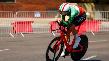 VALLADOLID, 11/09/2025.- El ciclista italiano Filippo Ganna, del equipo Ineos Grenadiers, participa en la 18º etapa de la Vuelta Ciclista a España, una contrarreloj individual de 12,2 km con salida y llegada en Valladolid, este jueves. La etapa se desarrolla entre grandes medidas de seguridad ante las protestas por la presencia de un equipo israelí, el Israel Premier Tech. EFE/Javier Lizón